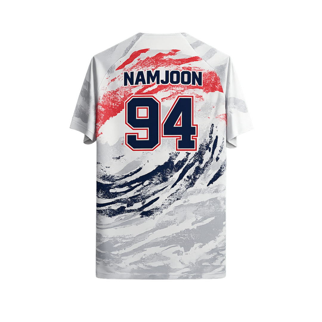 Camiseta BTS "Namjoon Camo Blanco/Gris" - Edición Fandom Exclusiva - vista trasera