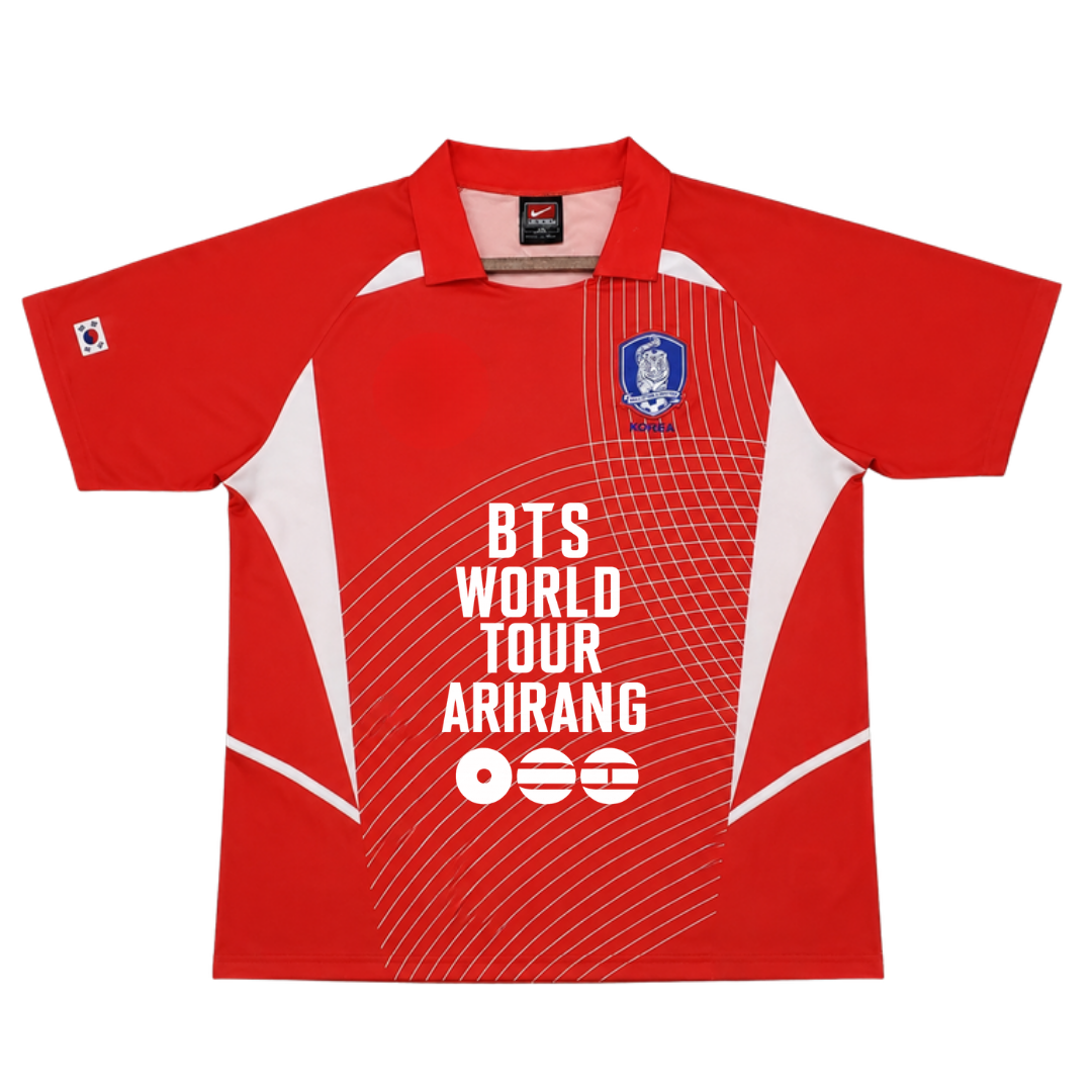Camiseta BTS "J-Hope Polo Corea Roja" - Edición Fandom Exclusiva - vista frontal